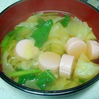 キャベツと小松菜、魚肉ソーセージの和風スープ